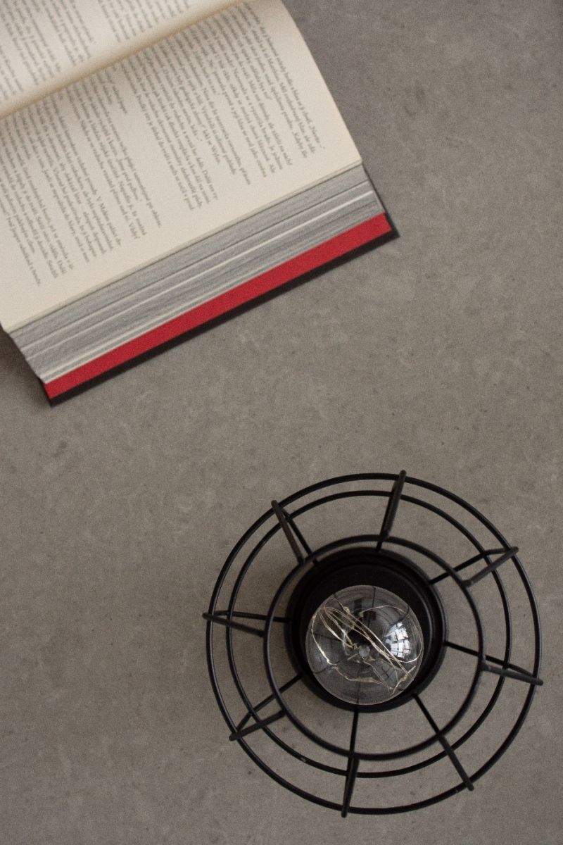 Otevřená kniha na kamenné desce TechniStone® s černou lampičkou