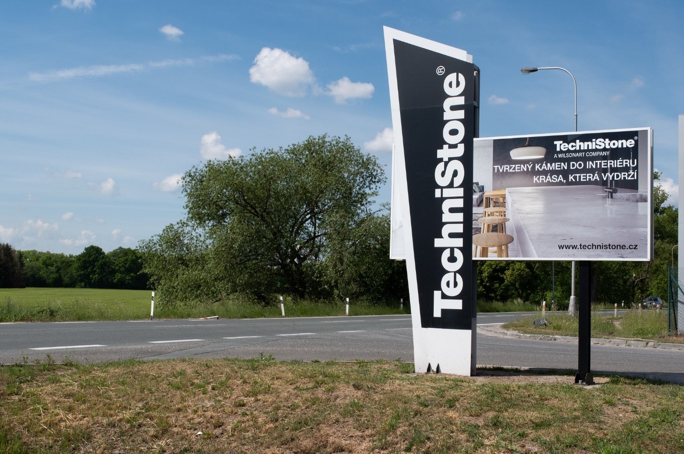 Propagace Technistone - sloup s logem a HR nábor