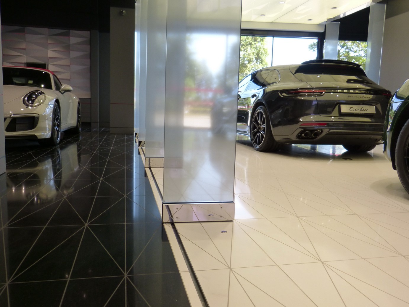 Porsche Cayenne Turbo a dlažby Crystal polar white a Taurus Black