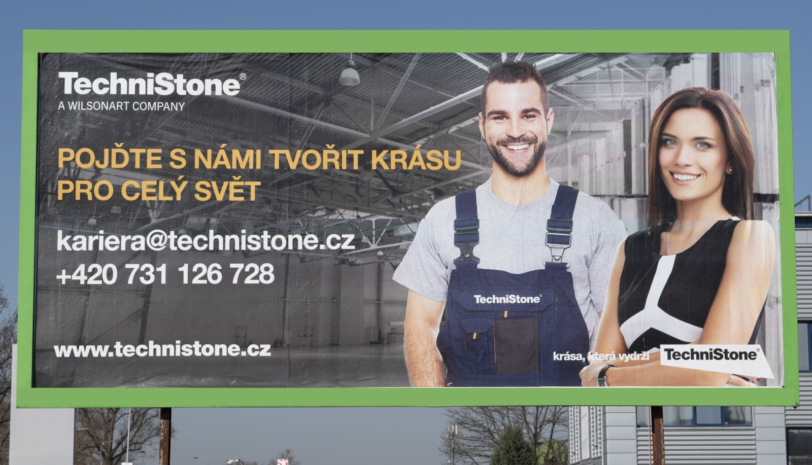 Zaměstnanci Technistone muž a žena na billboardu 