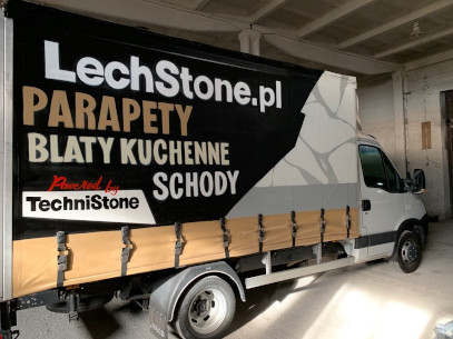 Reklamní plachta Technistone na dodávce v Polsku, Migma